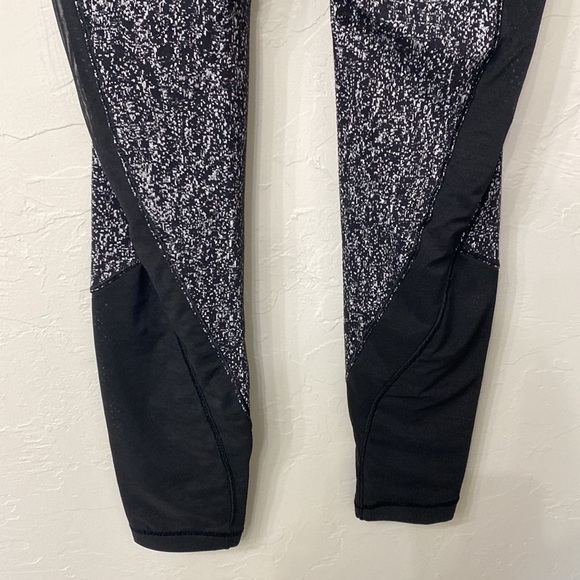 Lululemon Black and white high rise leggings size 4 - Picture 4 of 11